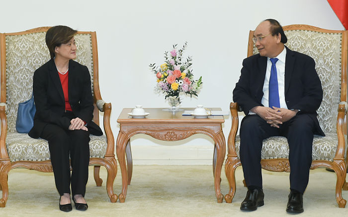 Thủ tướng Nguyễn Xuân Phúc đón tiếp chuyến thăm chào tạm biệt của Đại sứ Singapore Catherine Wong